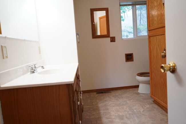 Building Photo - 3 bed 2 bath Single Family Home for Rent in Grants Pass