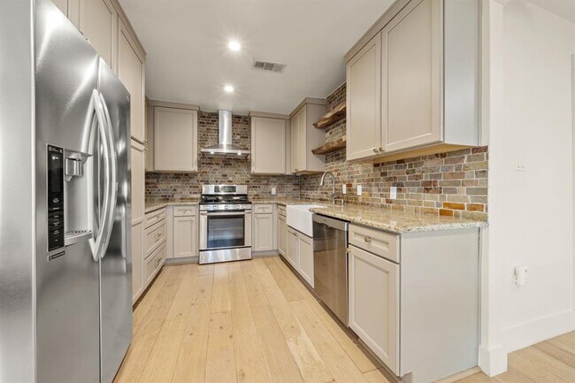 Building Photo - 912 Mansell Ave