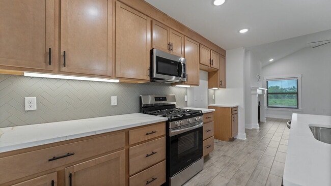 Building Photo - "Lovely 3-Bed Oasis with Granite Touches &...