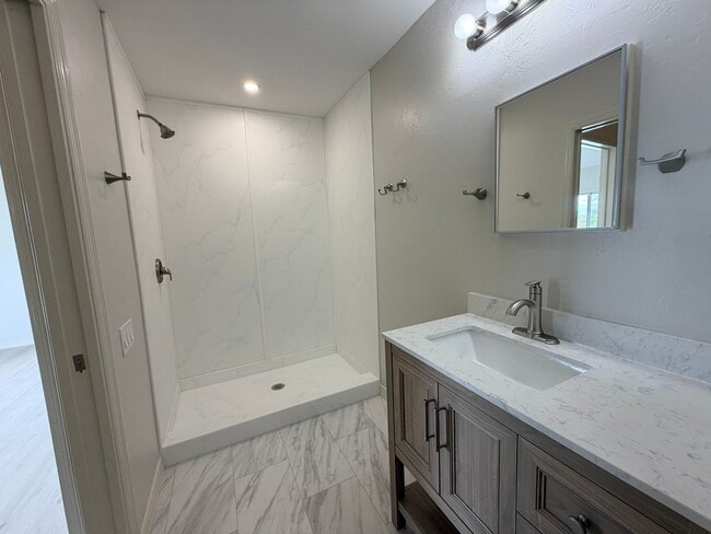 Building Photo - Beautiful Remodeled Townhome