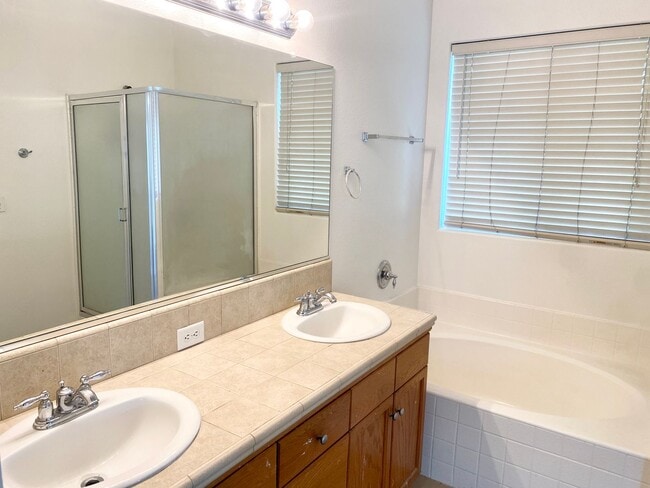 Building Photo - Spacious 4/2.5 off Fig Garden Loop