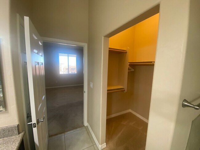 Building Photo - Spacious and Updated 3 Bed/2 Bath Condo w/Garage - Mesa