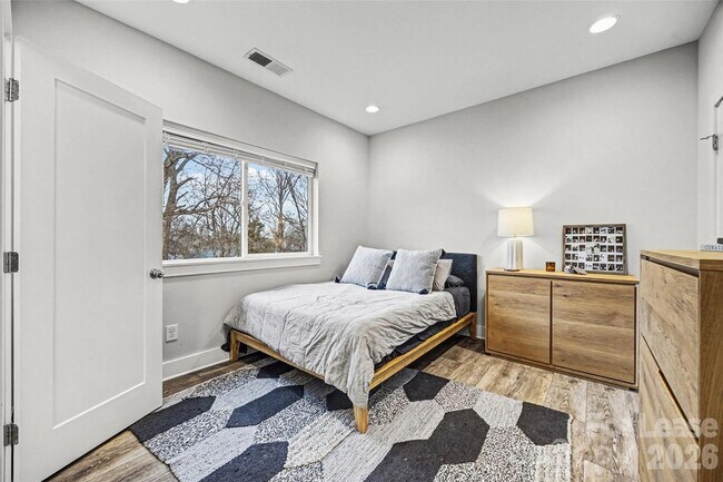 Building Photo - 840 E 18th St