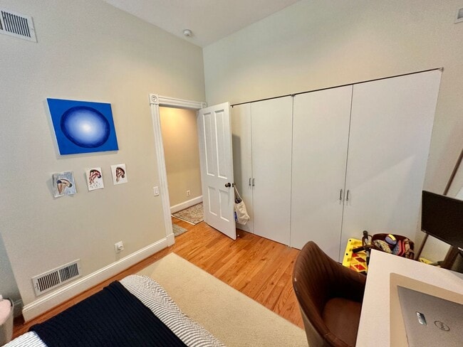 Building Photo - Dupont's Tree Lined Church Street 2 bedroom/1Bath Condo with Deck and Parking!
