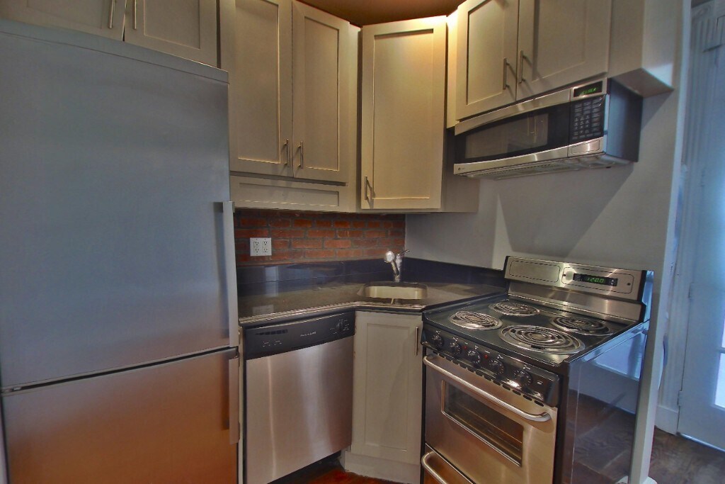 Building Photo - 450 W 50th St