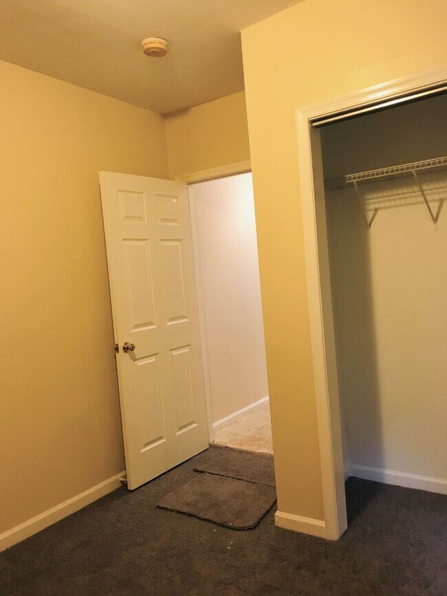 Building Photo - Gorgeous 6-Bedroom Townhouse One Block fro...