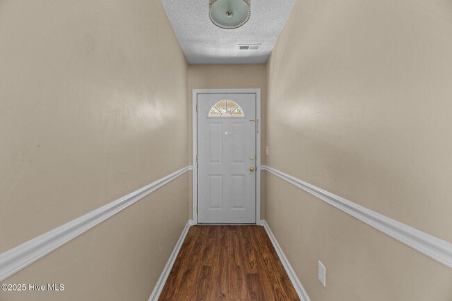 Building Photo - 104 Monterey Cir