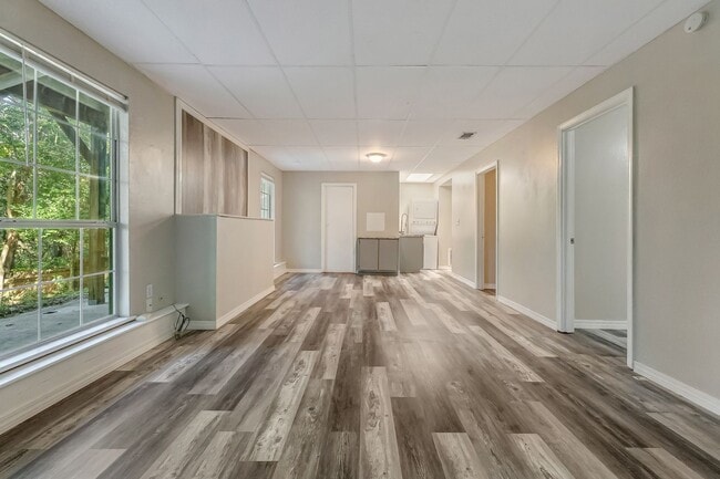 Building Photo - Private Walkout Basement Unit Overlooking ...