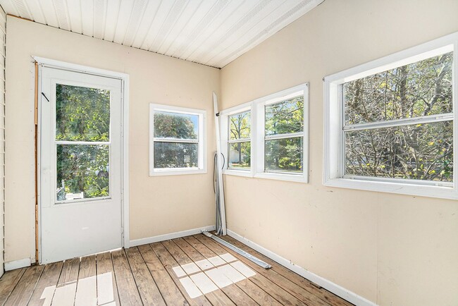 Building Photo - $1350 Eastwood 2-Bed/1-Bath Ranch, Basement, Large, Fenced yard - Ask about our no security depos...