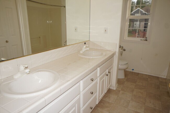 Building Photo - NW Portland Forest Heights Beauty. Flat backyard!