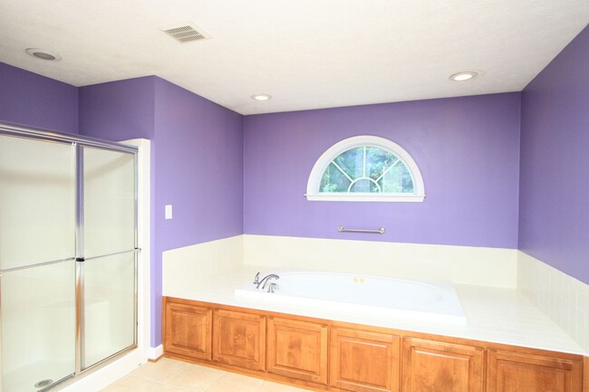Building Photo - 2120 Benomi Dr