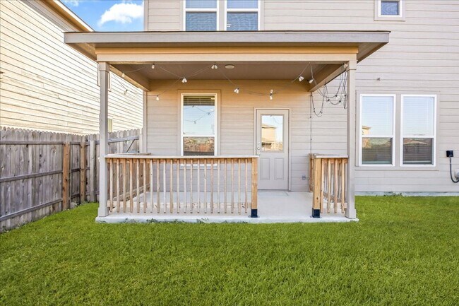 Building Photo - Light-Filled Home in Amenity-Rich Community with Pool & Park!