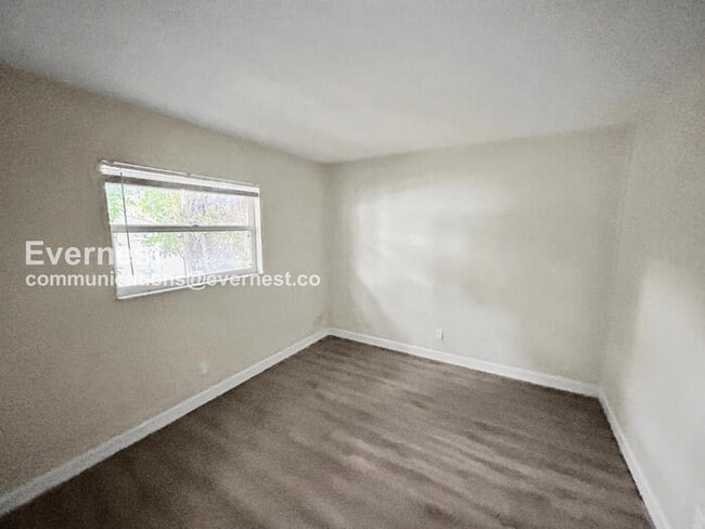 Building Photo - 2 Bed/1 Bath Townhome with Off-Street Parking / Pet-Friendly / Available Now!