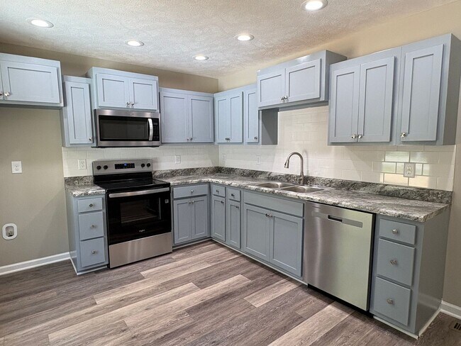 Building Photo - BRAND NEW Home with large yard in Tullahoma...