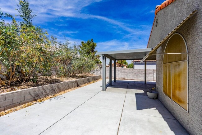 Building Photo - 3 Bed, 2 Bath Single Story West Vegas Beauty