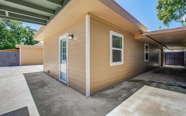 Building Photo - 9009 Conger St