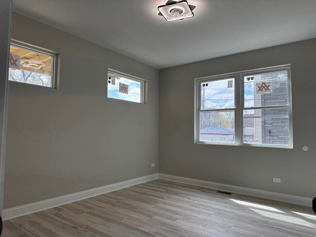 Building Photo - 736 N Pine Ave