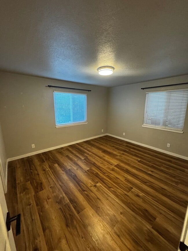 Building Photo - NICE DOWNSTAIRS UNIT WITH 2 BED 1 BATH IN GREAT LOCATION IN AUBUN!