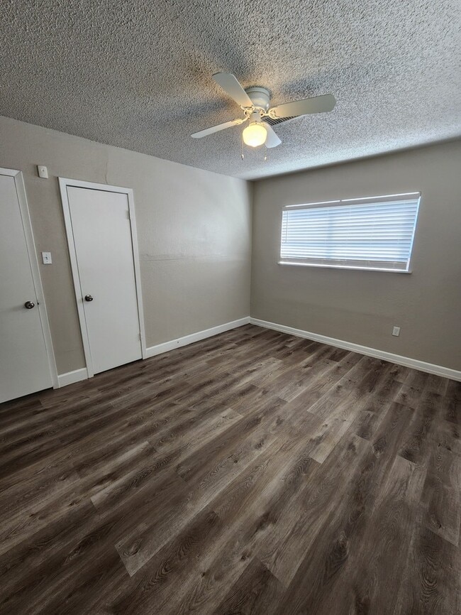 Building Photo - 2 bed 1 bath home, 1 car garage