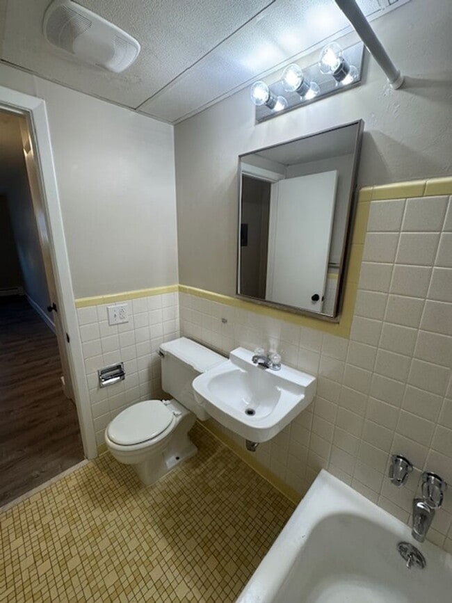 Building Photo - 1 bedroom apartment, MOVE IN SPECIAL!