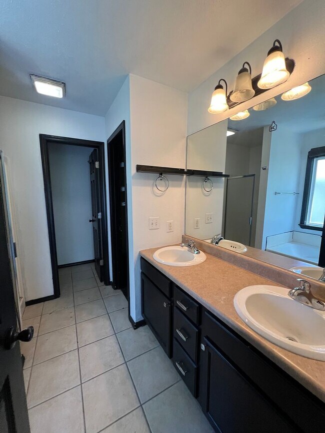 Building Photo - 360 Tall Oaks Dr