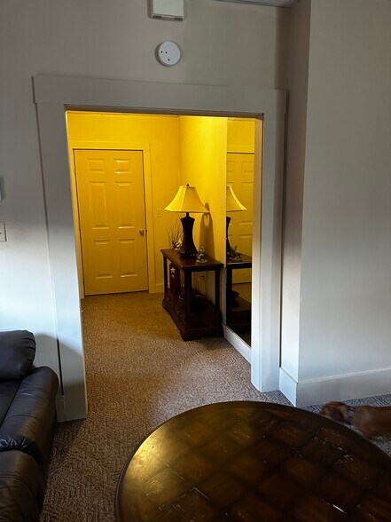 Building Photo - 583 Mill St