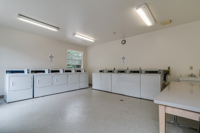 Building Photo - 2-Bedroom, 1-Bath 2-Story Townhouse Apartment Off Bailey Hill!