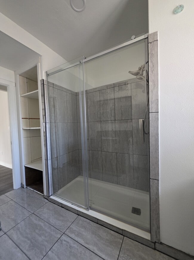 Building Photo - 1060-KE1060 15th St NE