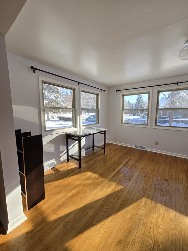 Building Photo - 1412 Lake Dr