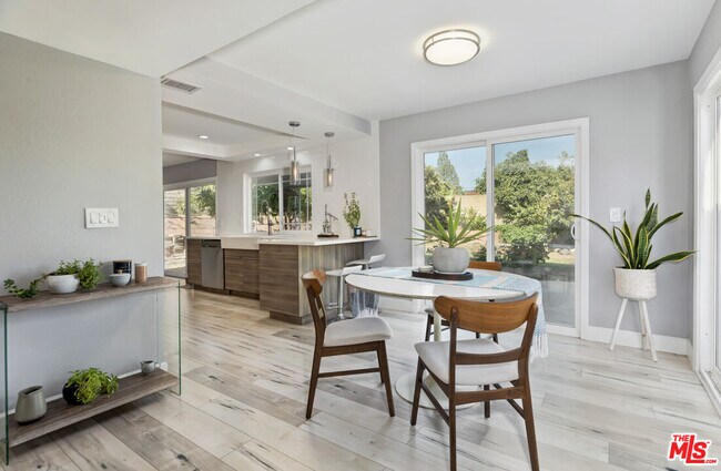 Building Photo - 628 Royalview St