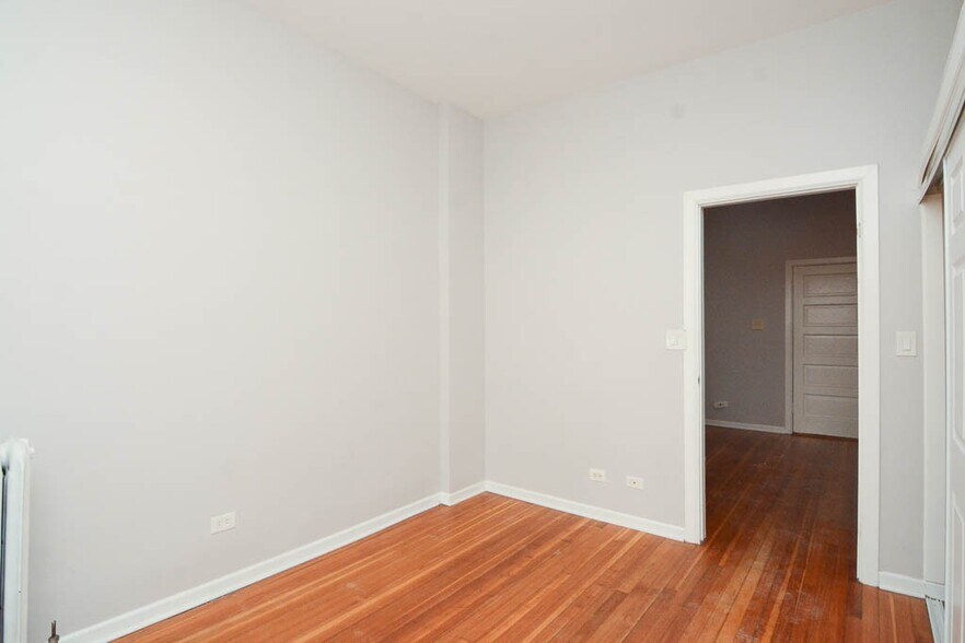 Building Photo - 2209 W Belmont Ave