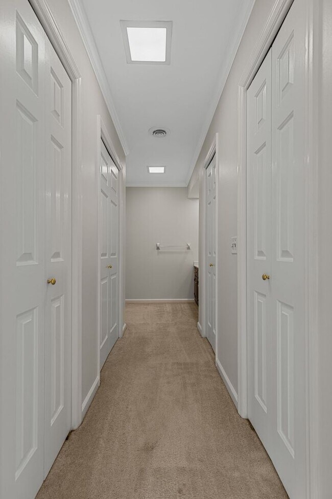 Building Photo - AVAILABLE NOW-- 4-Bed/5-Bath in the heart ...