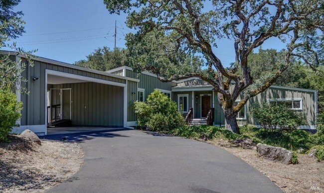 Building Photo - 3 Oak Grove Way