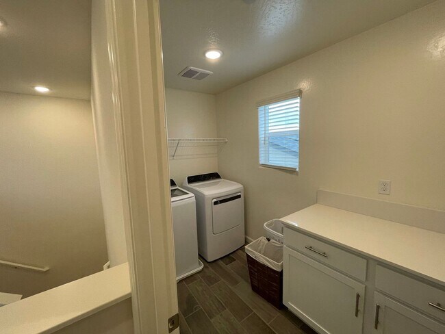 Building Photo - Spacious Modern Family Home in Prime Fresno Location!