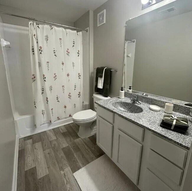 Building Photo - 91 Somerset Club Dr SE