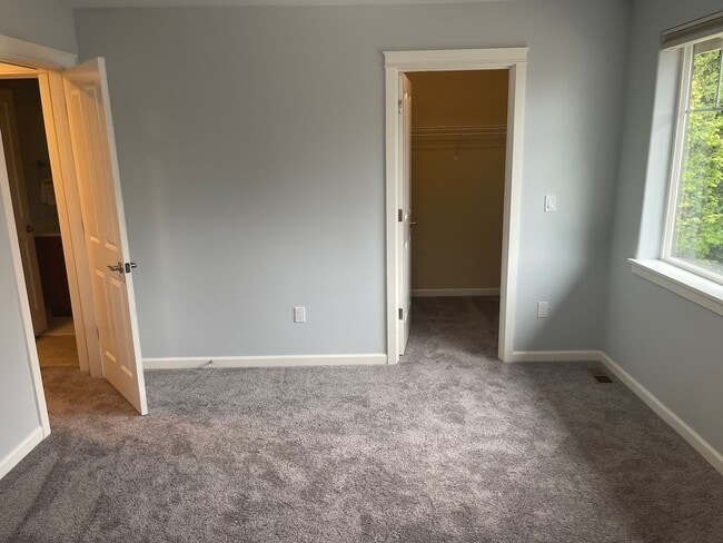 Building Photo - Spacious 3BD/2.5BTH Available for Lease in...