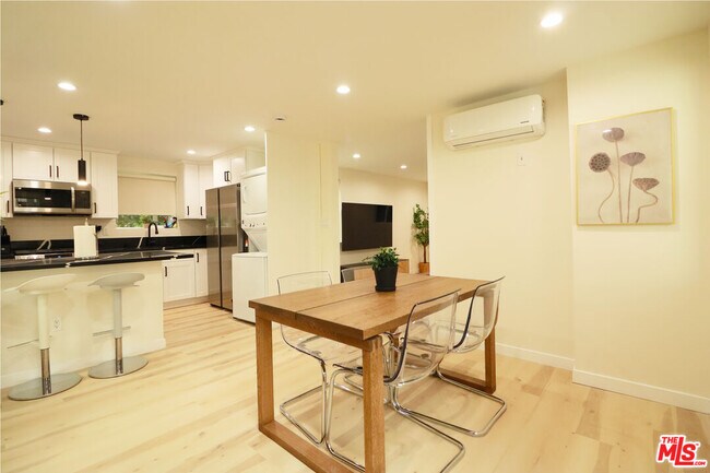 Building Photo - 9042 Phyllis Ave