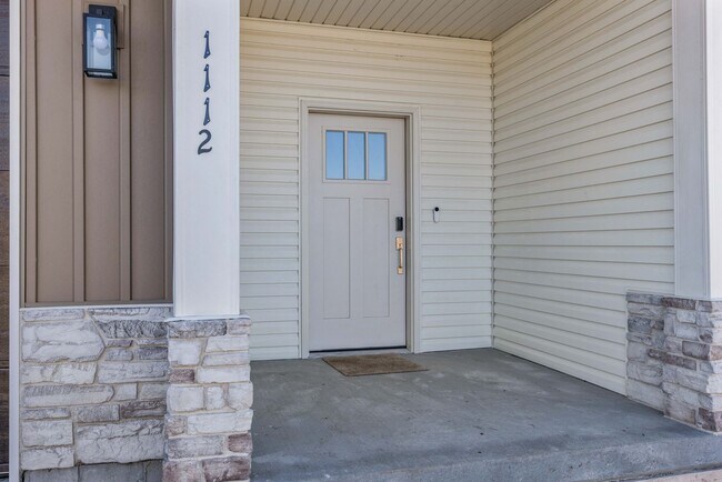 Building Photo - MODERN 3 BED 2.5 BATH TOWNHOME IN SAINT ANTHONY