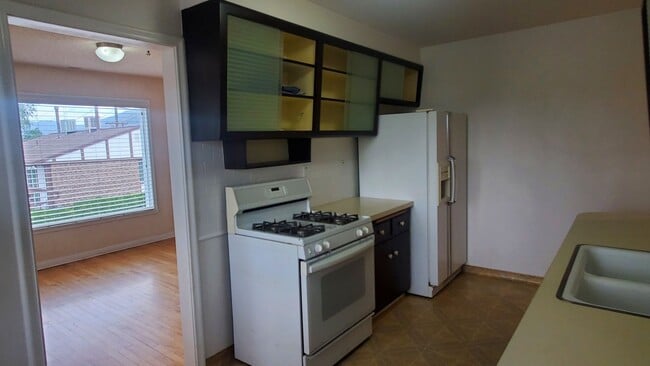 Building Photo - Spacious 2 Bd Main Level Duplex