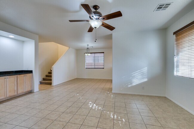 Building Photo - Great 3 bedroom house with a large loft an...