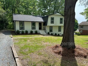 Building Photo - 119 Fox Run Dr