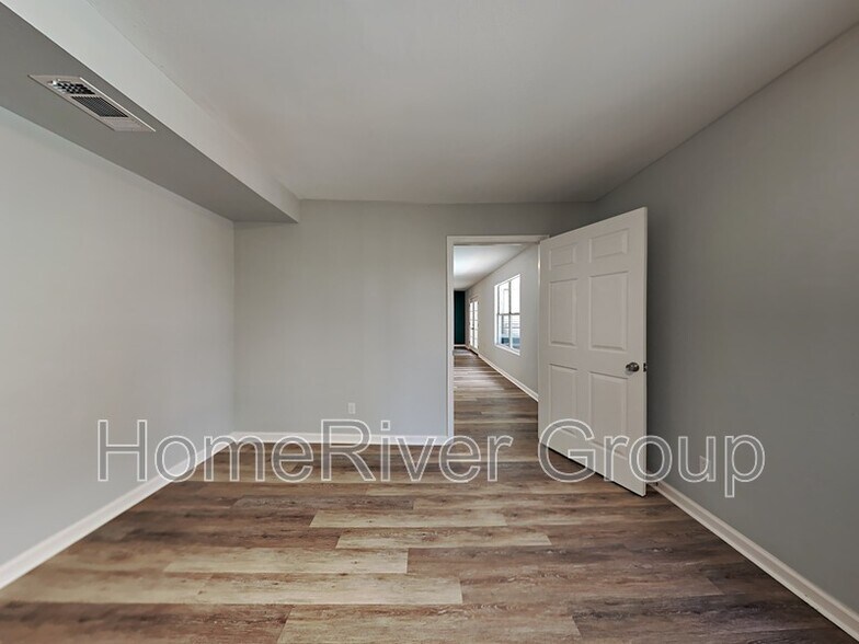 Building Photo - 433 Verb St
