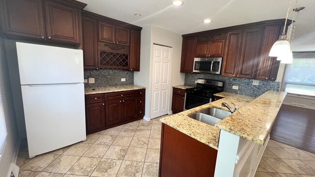 Building Photo - 3321 Hickory Ln