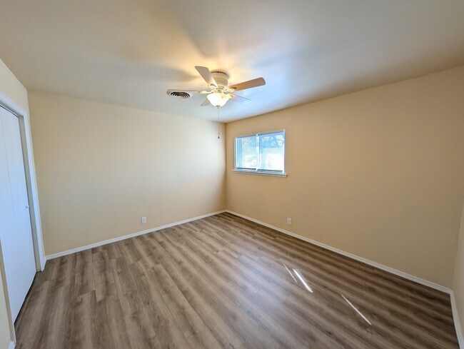 Building Photo - 1814 S 108th E Ave