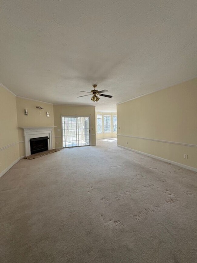 Building Photo - Brittany Lakes
