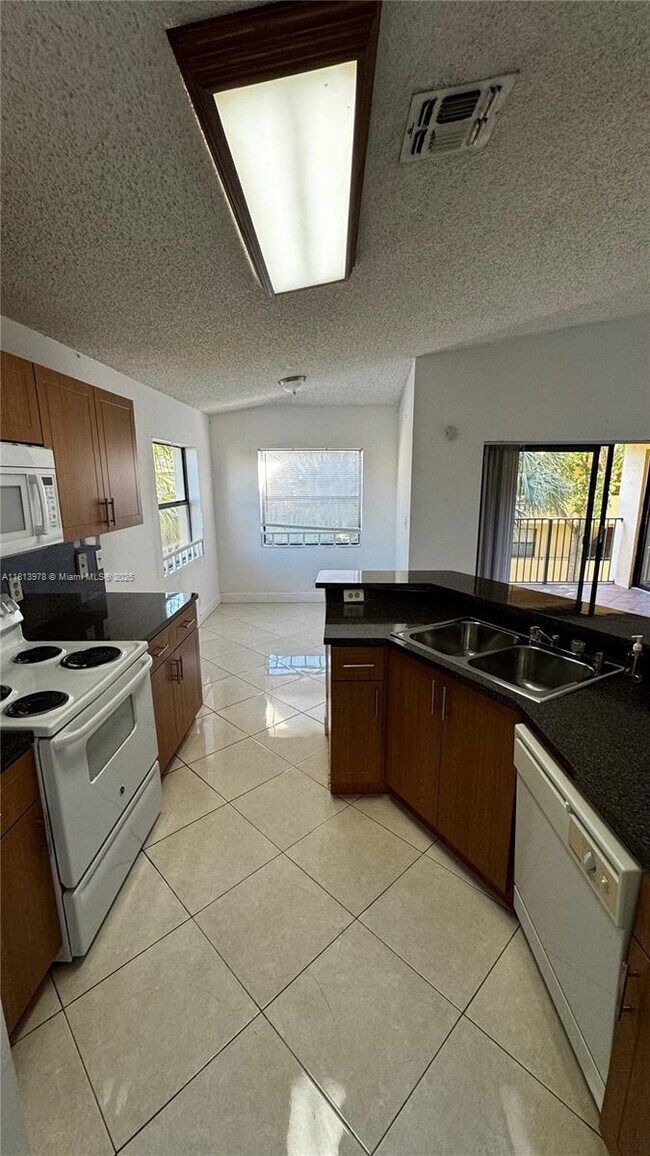 Building Photo - 9999 Summerbreeze Dr