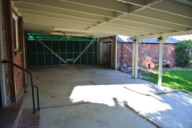 Building Photo - **COMING SOON!!** Spacious 2 Bedroom, 1 Bathroom Home near Convenient Old Town Pittsburg