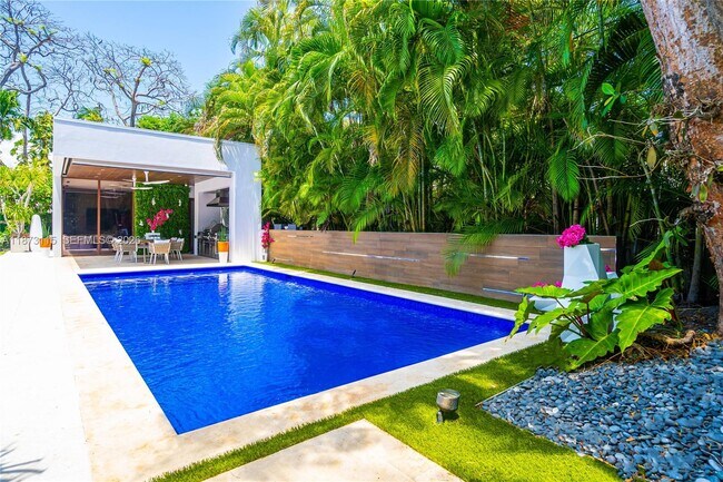 Building Photo - 3009 Pine Tree Dr