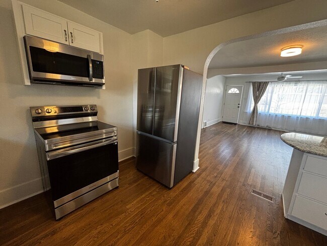 Building Photo - 3 Bedroom 2 Bathroom Home Near FE Warren & Frontier Park