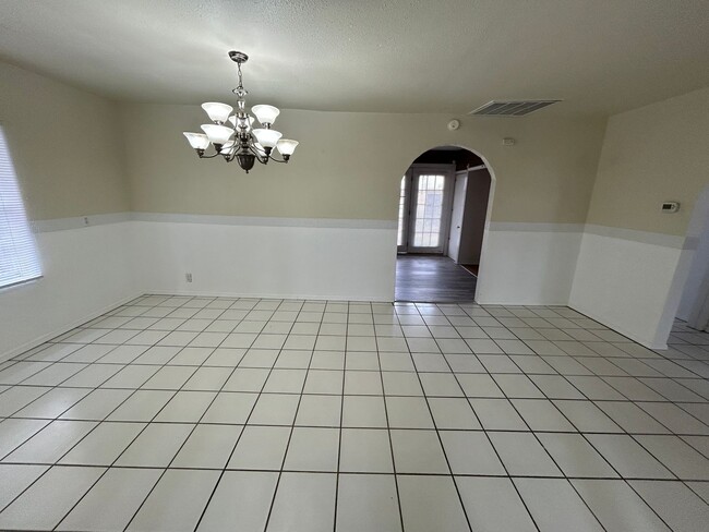 Building Photo - 609 E 6th St